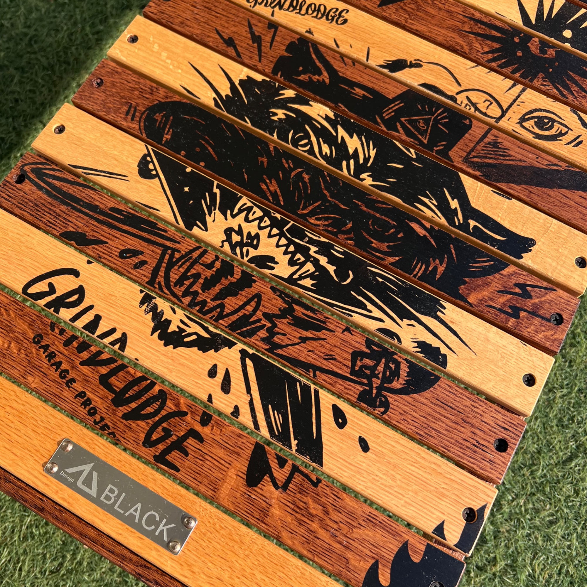 ブラックデザイン ハレテーブル入荷！グラインドロッヂの豪華生刷り