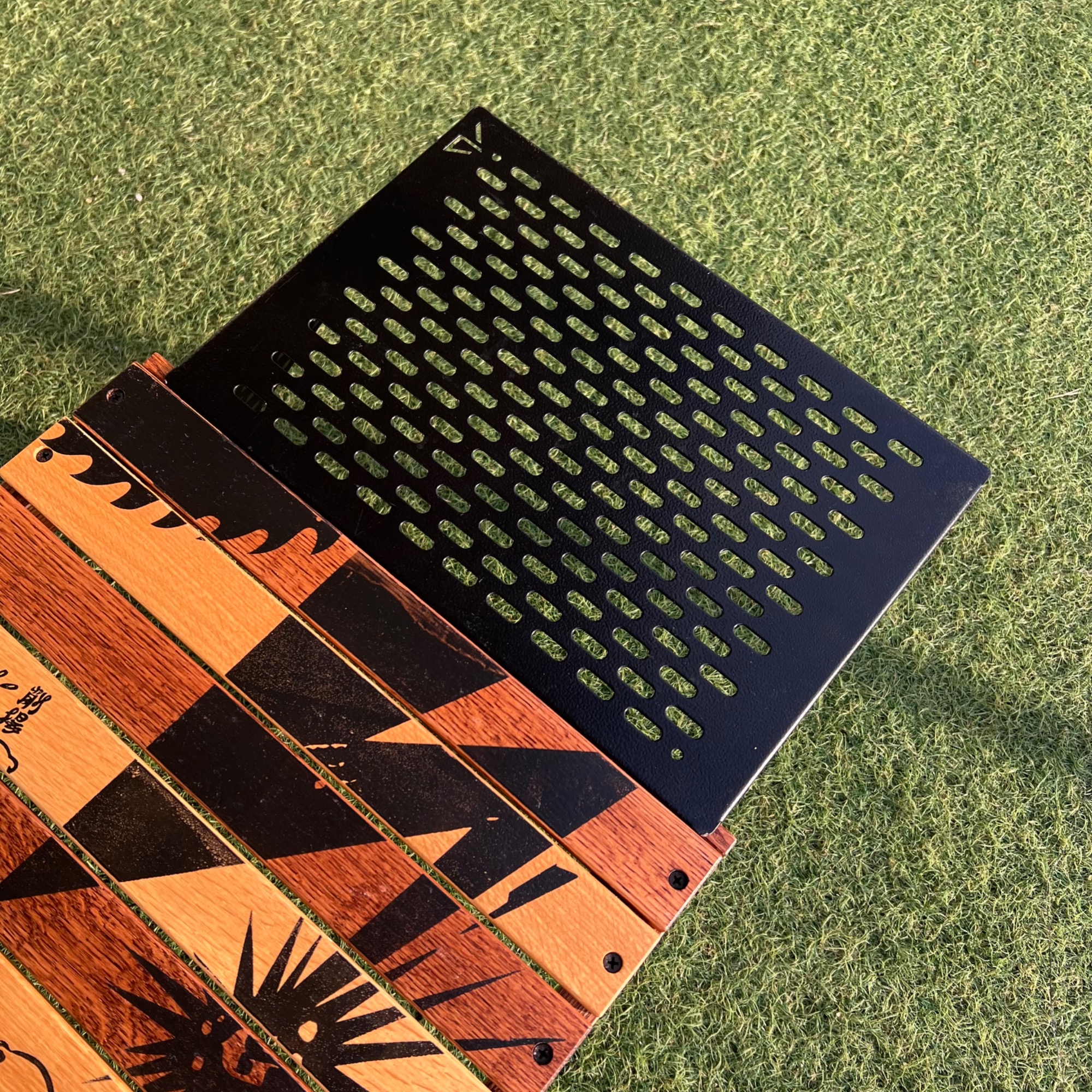 ブラックデザイン ハレテーブル入荷！グラインドロッヂの豪華生刷り