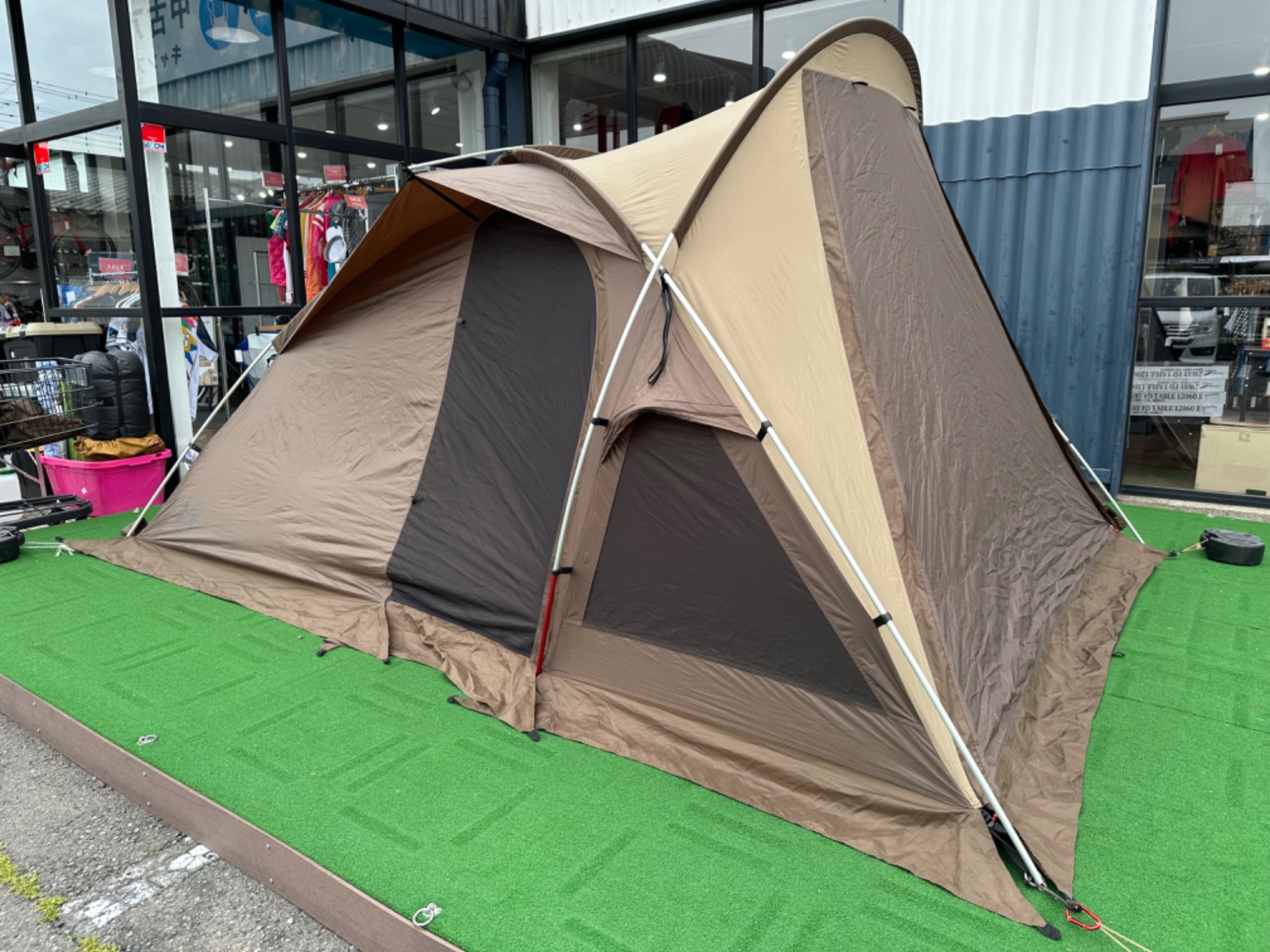 デュオキャンプにぴったりな小型2ルームテント、オガワのヴィガスが