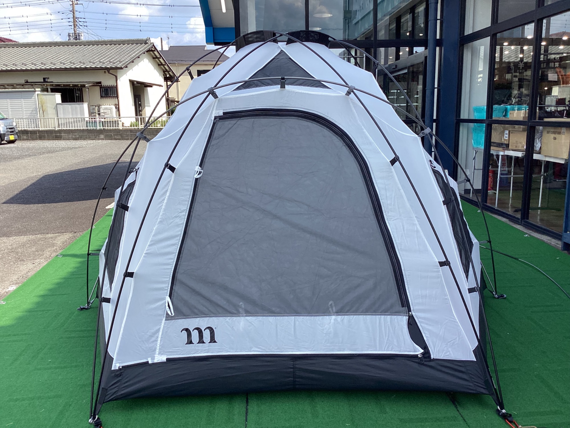 ブラックカラーがキャンプサイトで映える！ムラコのグスタフ4P