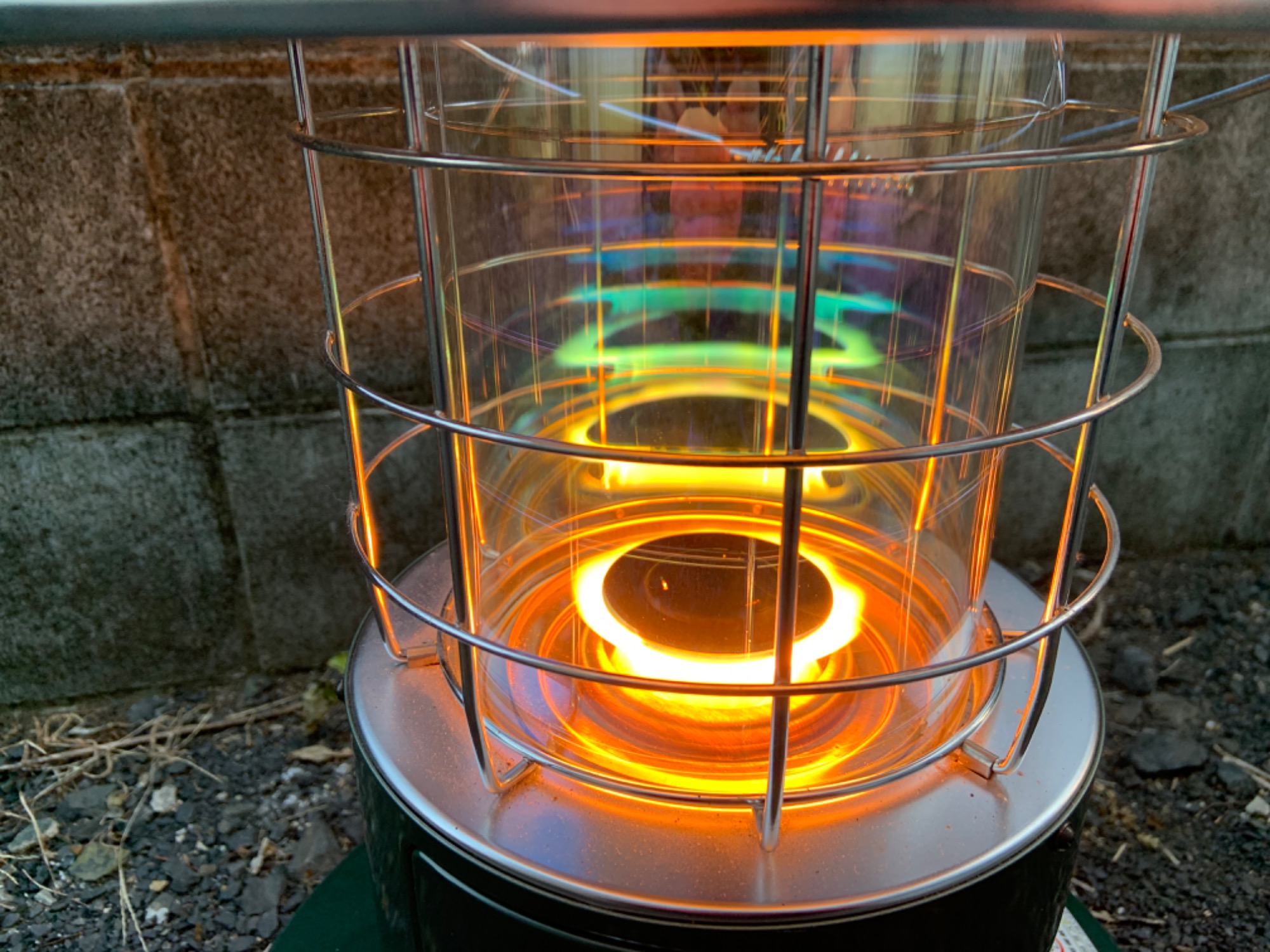 足元を虹色に照らすトヨトミのレインボーストーブをご紹介します