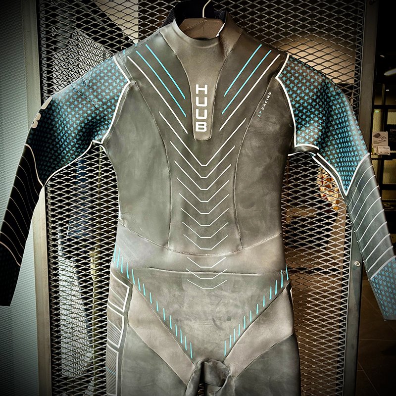 HUUB トライアスロン用ウェットスーツ「Vengeance」「Pinnacle」各1着