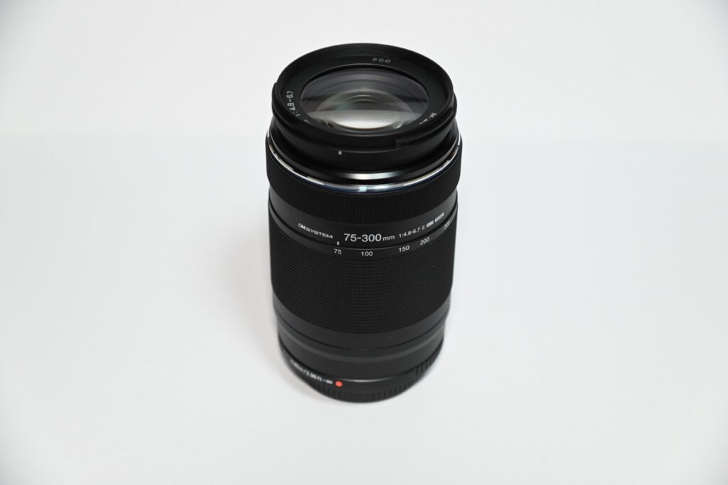 M.ZUIKO DIGITAL ED 75-300mm F4.8-6.7 IIにはレンズフードがついて
