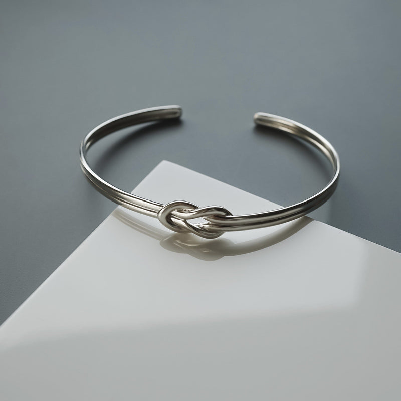 メンズ シルバー アームバンド エタニティノット | Sprezzi Fashion