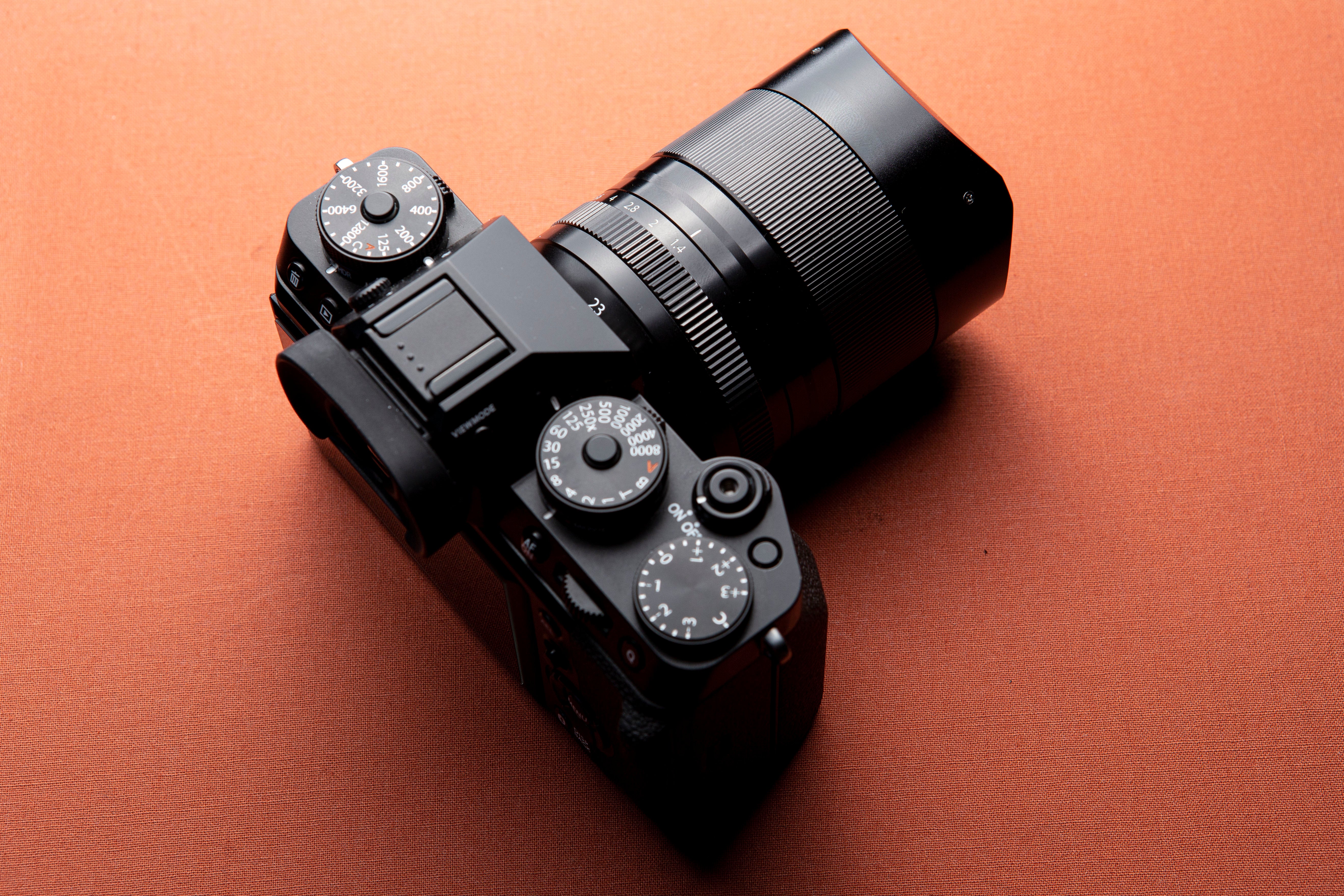 XF 33 / 23mm f1.4 R LM WR – Squarehood