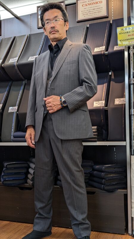 大人の雰囲気を纏うグレーストライプスーツ-仙台西多賀店スーツ