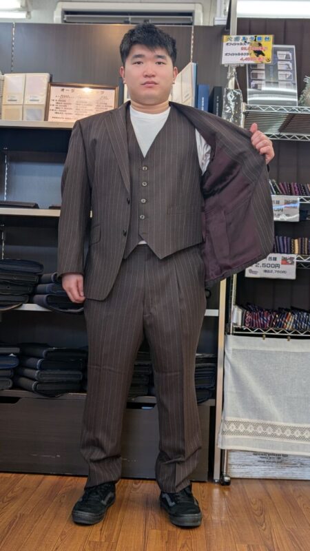 流行カラー！ブラウンストライプの3ツ揃えスーツ-仙台西多賀店スーツ