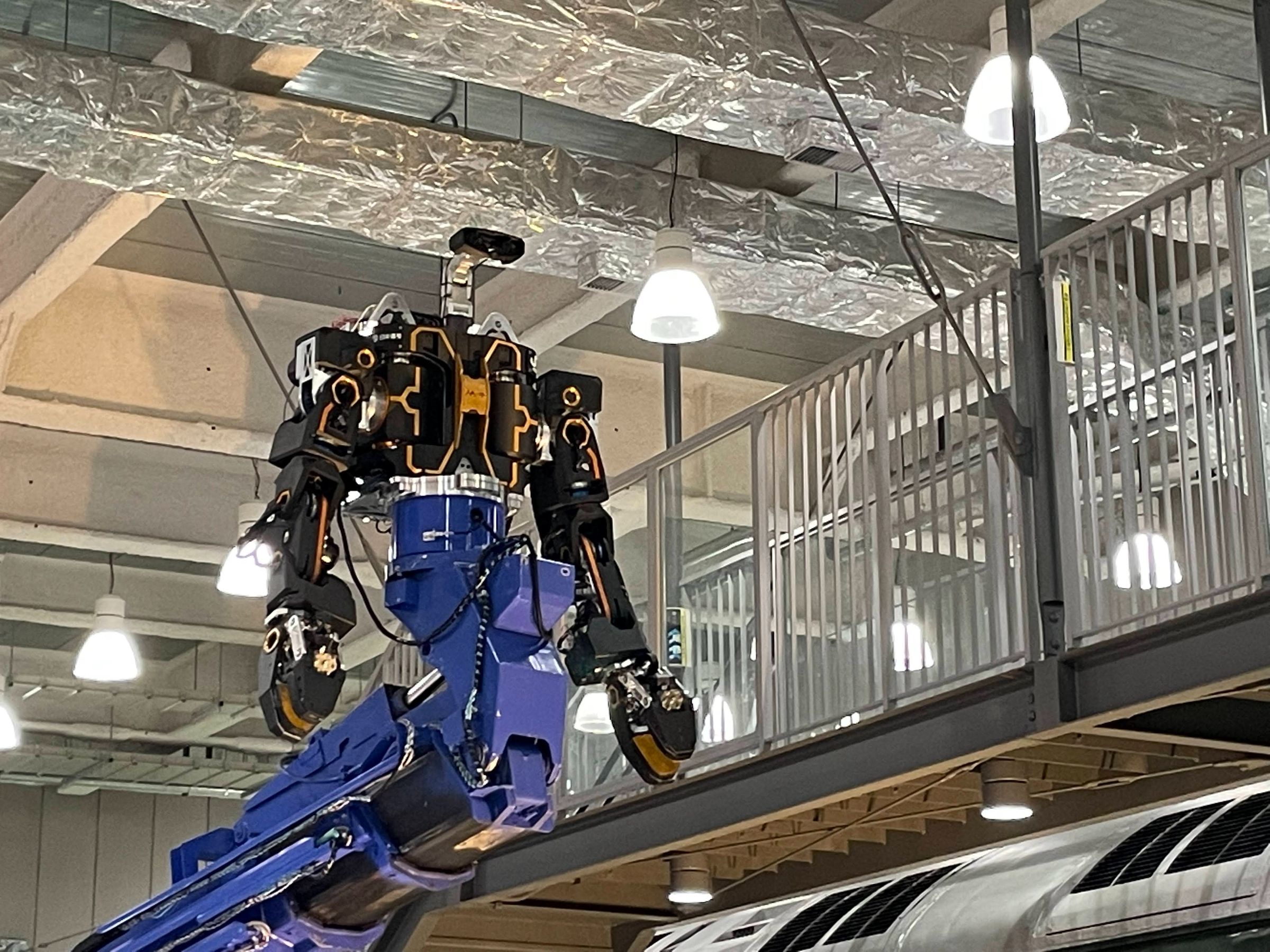 京都鉄道博物館にて汎用人型重機「零式人機 ver.2.0」と「多機能鉄道