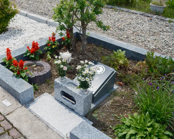 花壇葬165,000円、ご遺骨のご粉骨のみ15,000円。栃木県、那須塩原