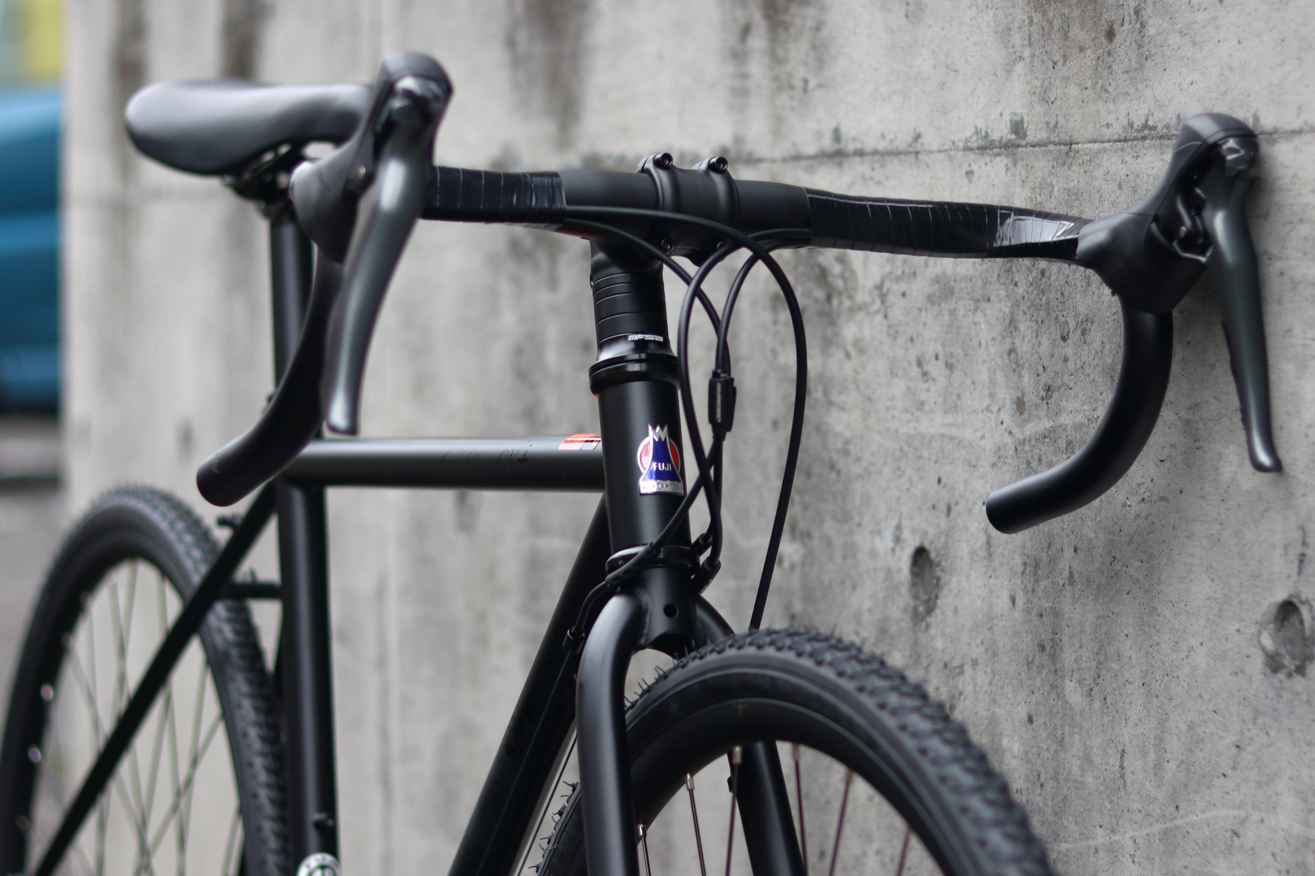 2026年モデル】クロモリ×グラベル仕様｜FUJI FEATHER CX+が“万能バイク