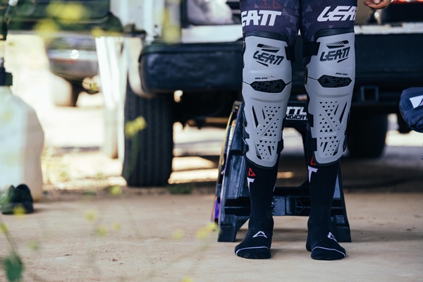 24モデル DUAL AXIS PRO ニーシンガード White ＜左右セット＞ LEATT