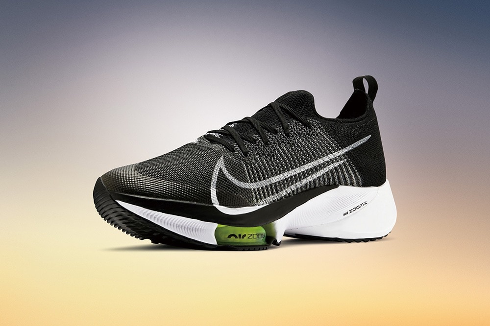 ナイキ エア ズーム テンポ ネクスト％は、ナイキの機能フル装備モデル