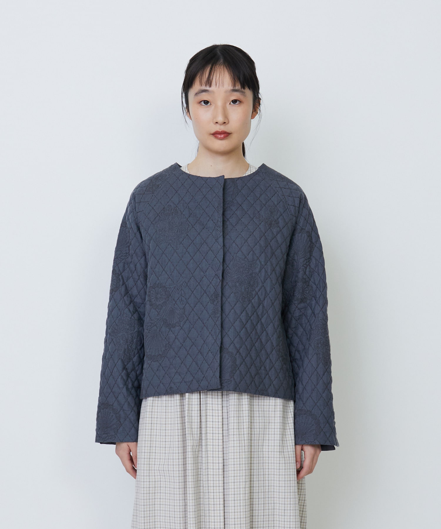 リネンキルティング風刺繍ノーカラージャケット｜BIGI online store