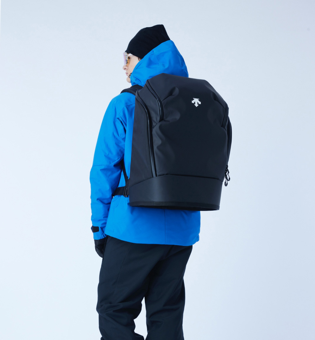 スキーに必要なアイテムを収納できる専用バックパック｜デサントスキー