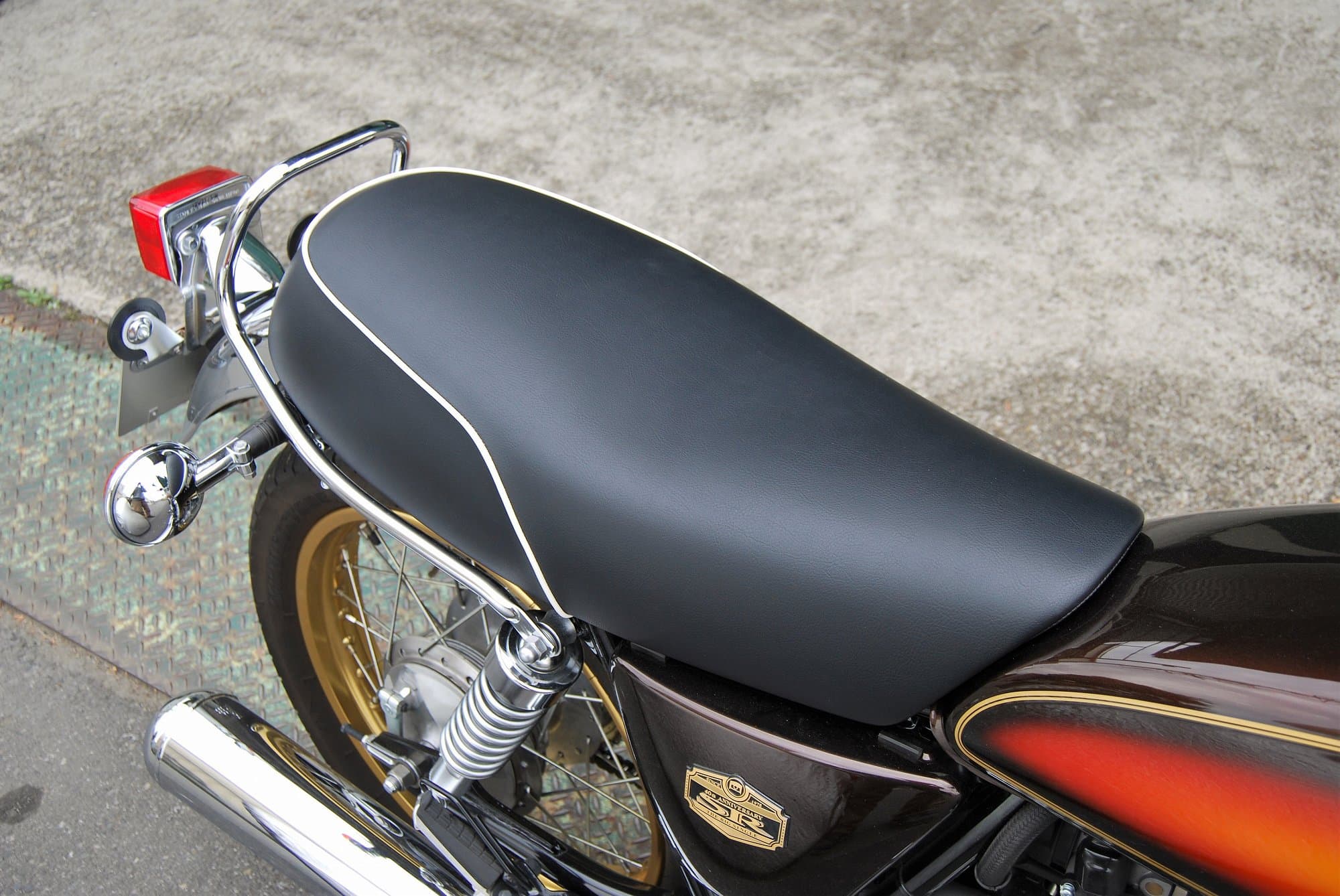 フラットテール ダブルシート Bパイピング SR400｜K＆H