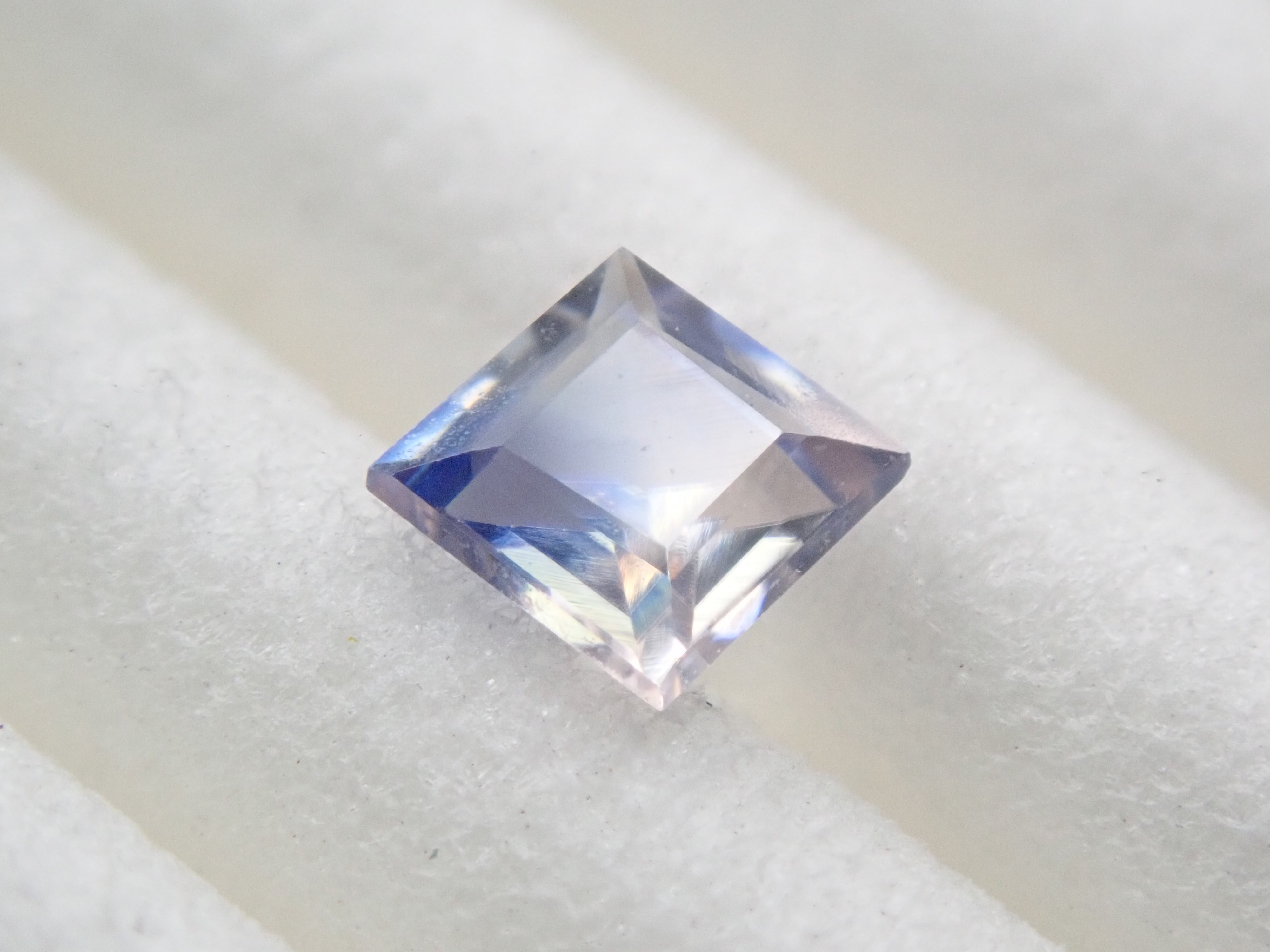 アメリカ産バイカラーベニトアイト 0.194ctルース（スクエアカット）