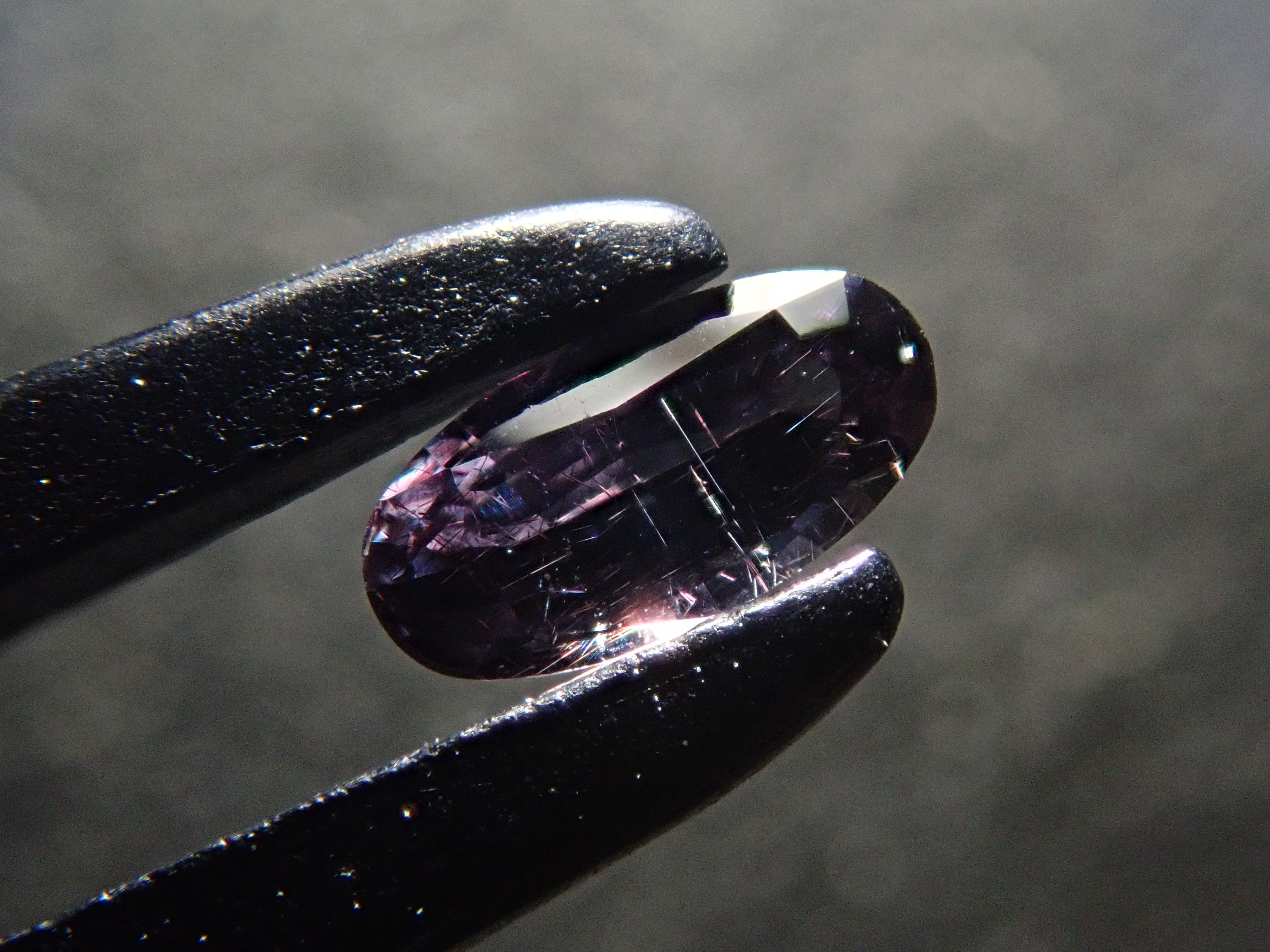 マダガスカル産ベキリーブルーガーネット（カラーチェンジガーネット