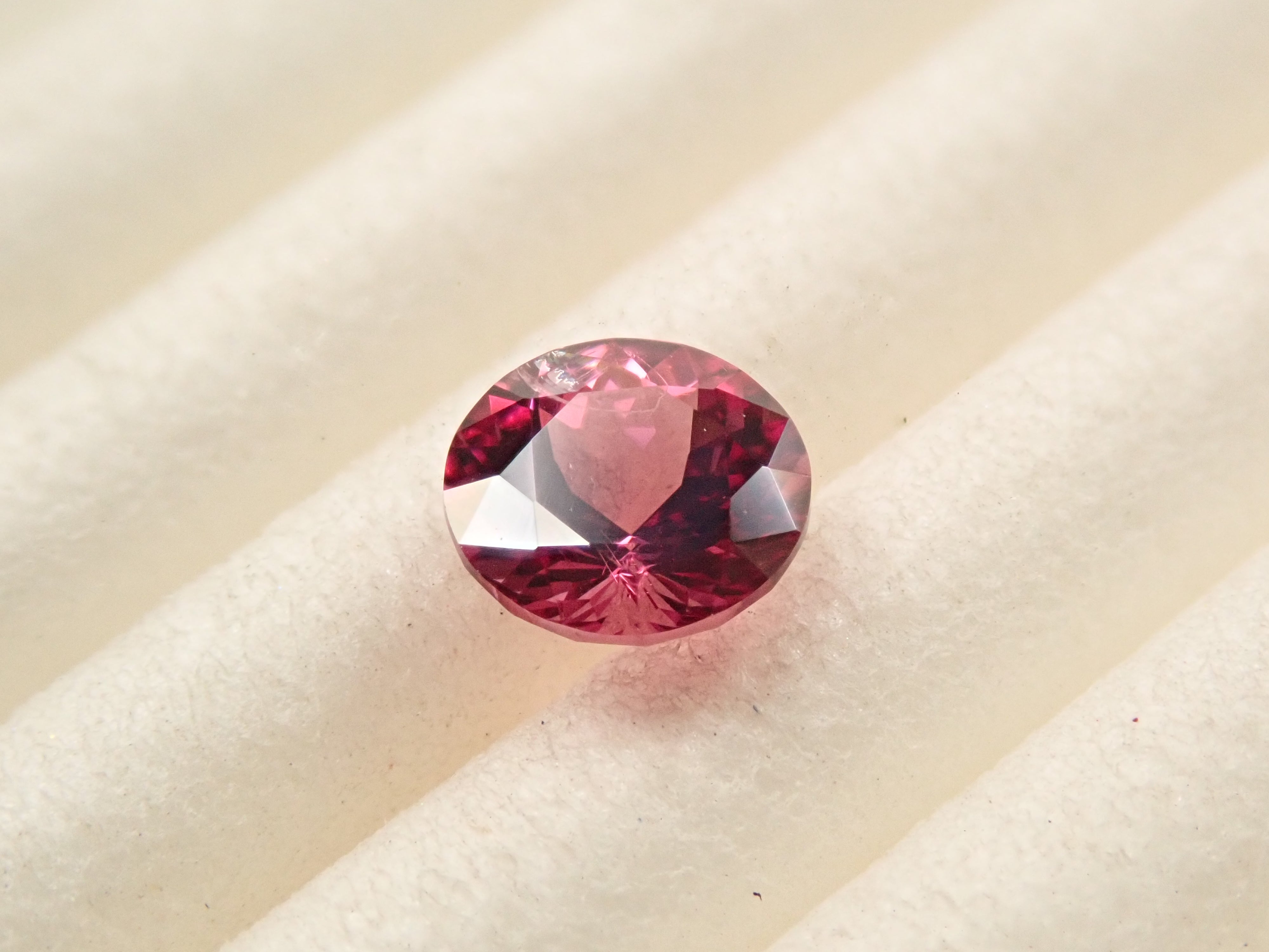 タンザニア産ロードライトガーネット 0.380ctルース