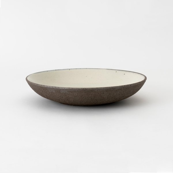 奥深い土の表情 素朴な風合いの深皿 25cm（ブラック＆ホワイト）｜THE