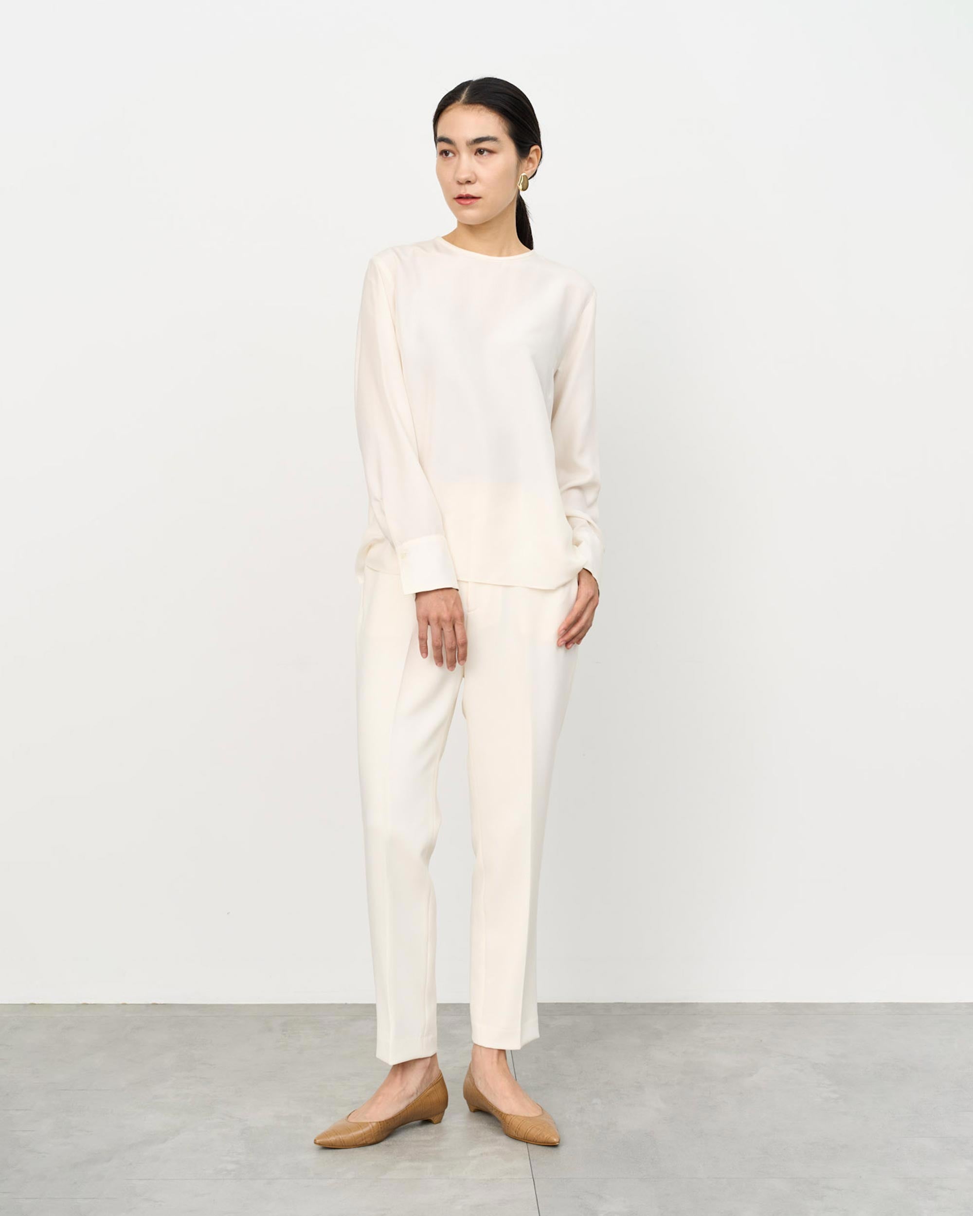 シルククルーネックブラウス - SOÉJU online store｜上質な大人の女性