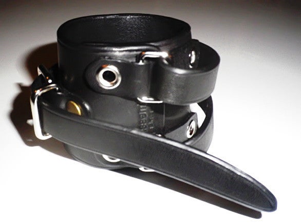 assemble a.k.a. affa WEIGHTLIFTING WRISTBAND | MUDAMUDA DAM