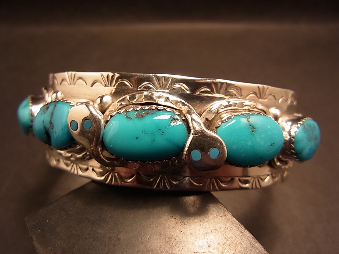 ズニ族Effie Calavazaエフィーカラバサのスネークデザインのバングル