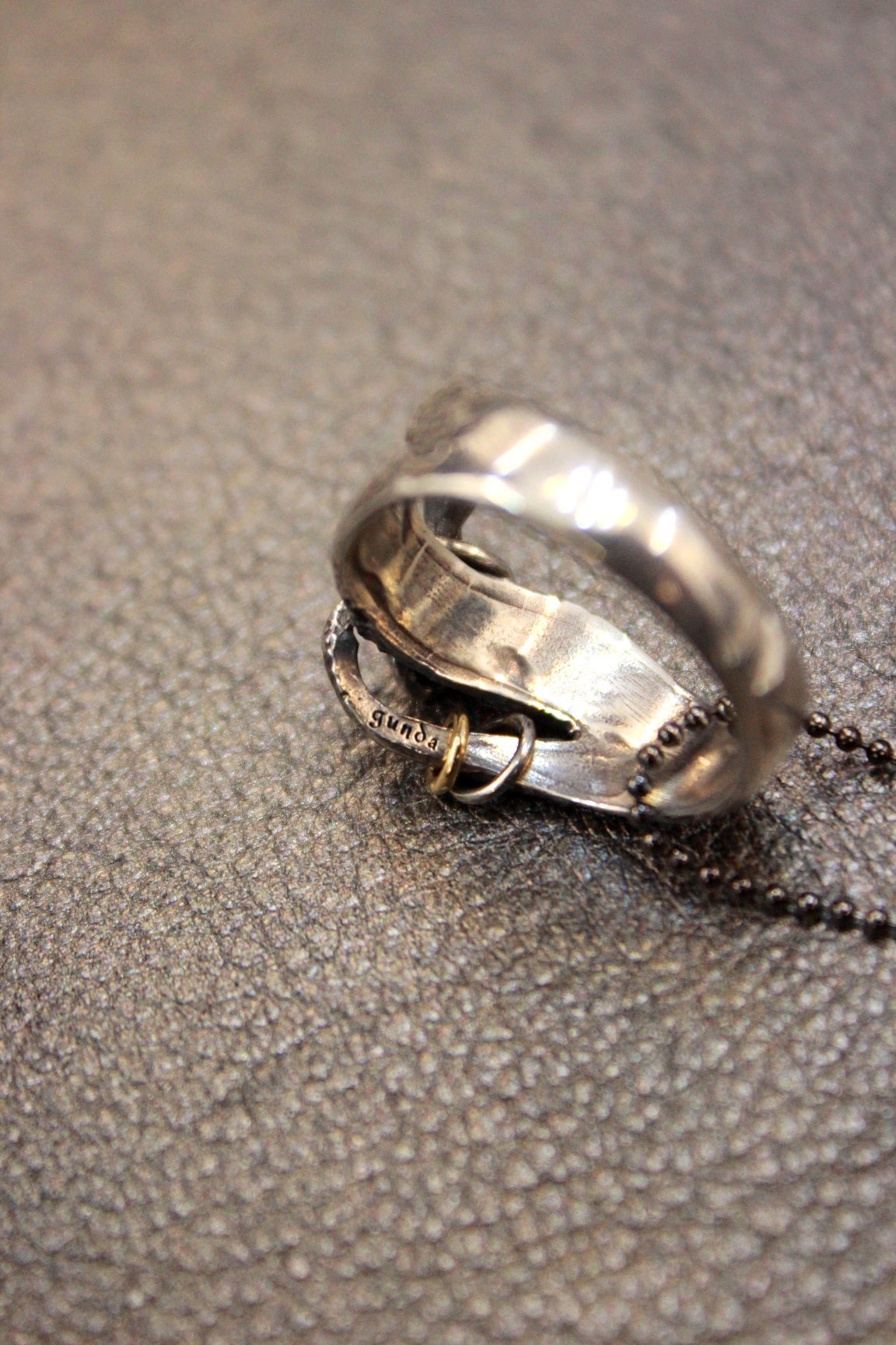 gunda [ガンダ]を象徴するモチーフである蛇(スネーク)を繊細な造形で