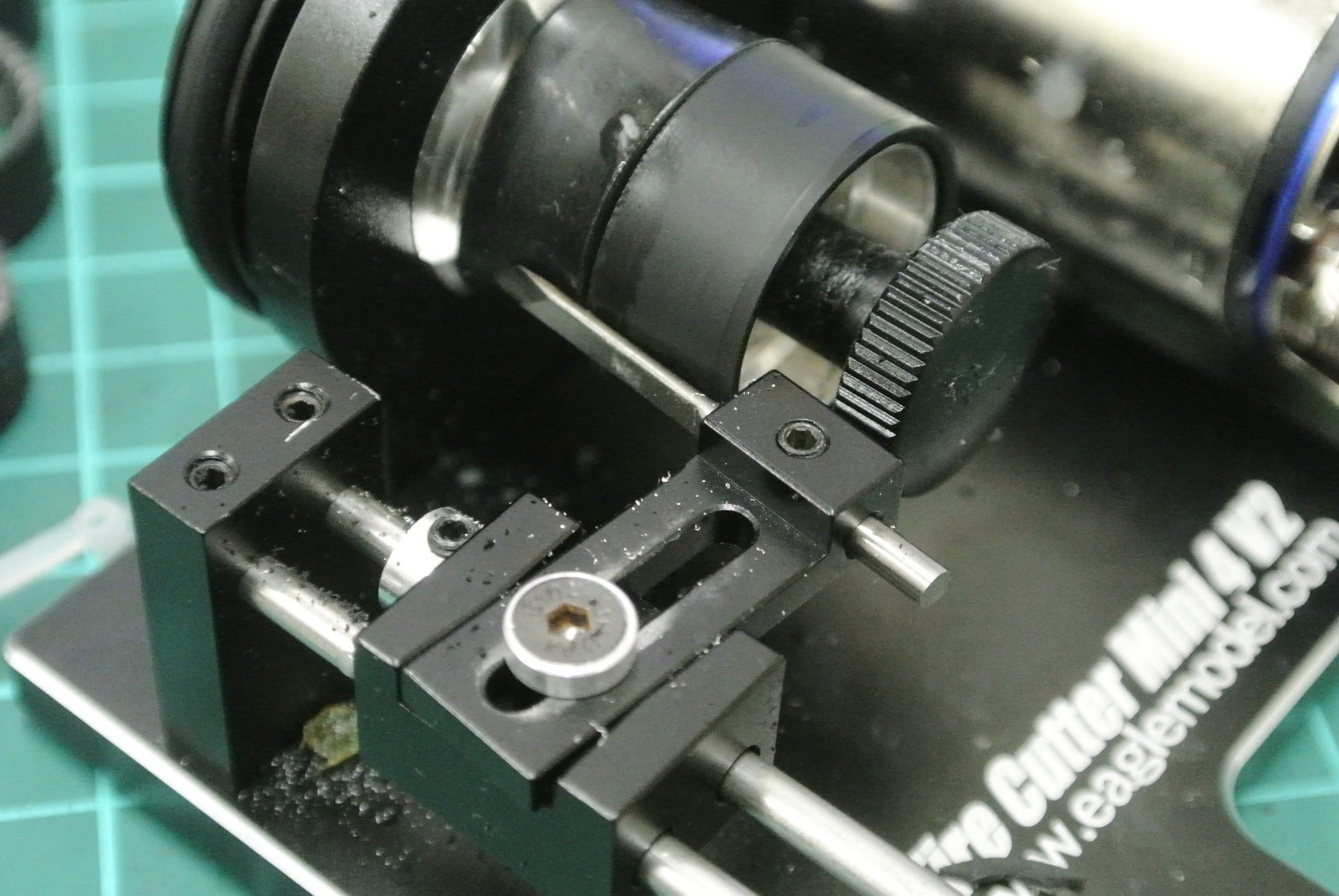 フロントタイヤ】ミニッツ イーグルタイヤカッター使用法！②【超安易