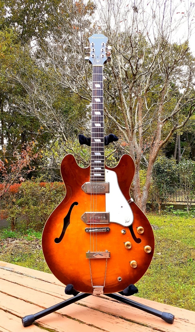 エピフォンカジノ、日本製のマツモク工業製を並べた | エンジョイ・ギター