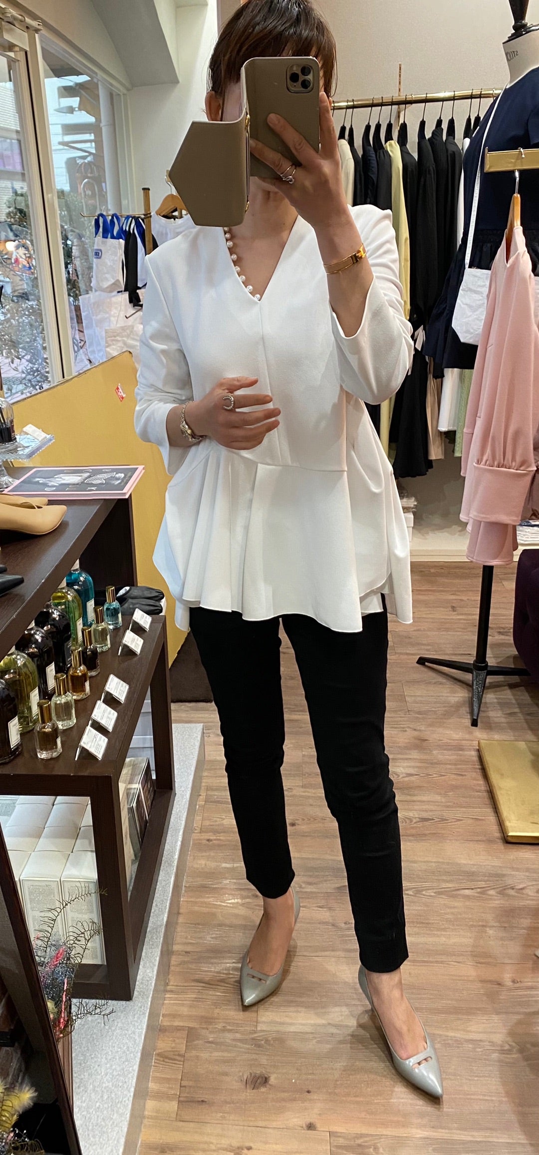 hue DAY TO EVENING ワンサイドパールブラウス予約 | セレクトショップ