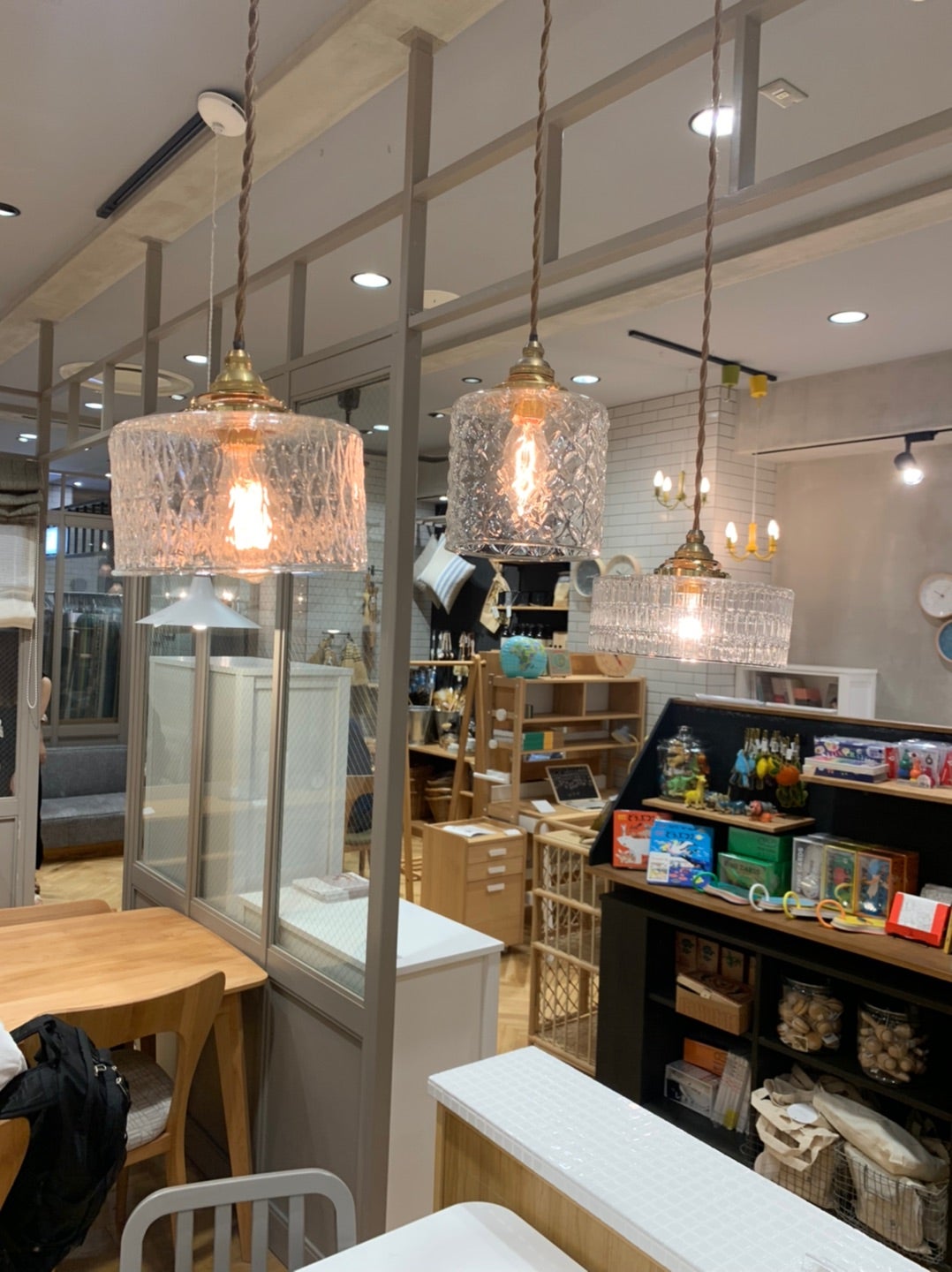 モモナチュラル】ガラスや琺瑯のペンダントライトがおすすめ