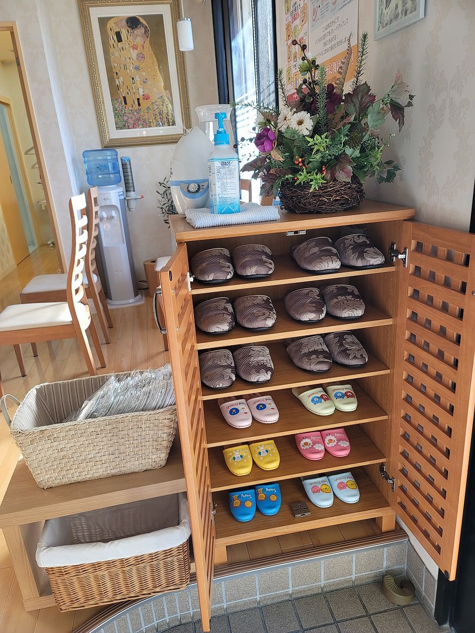 殺菌灯のスリッパBOX導入しました！ | 麻生歯科クリニックの院長