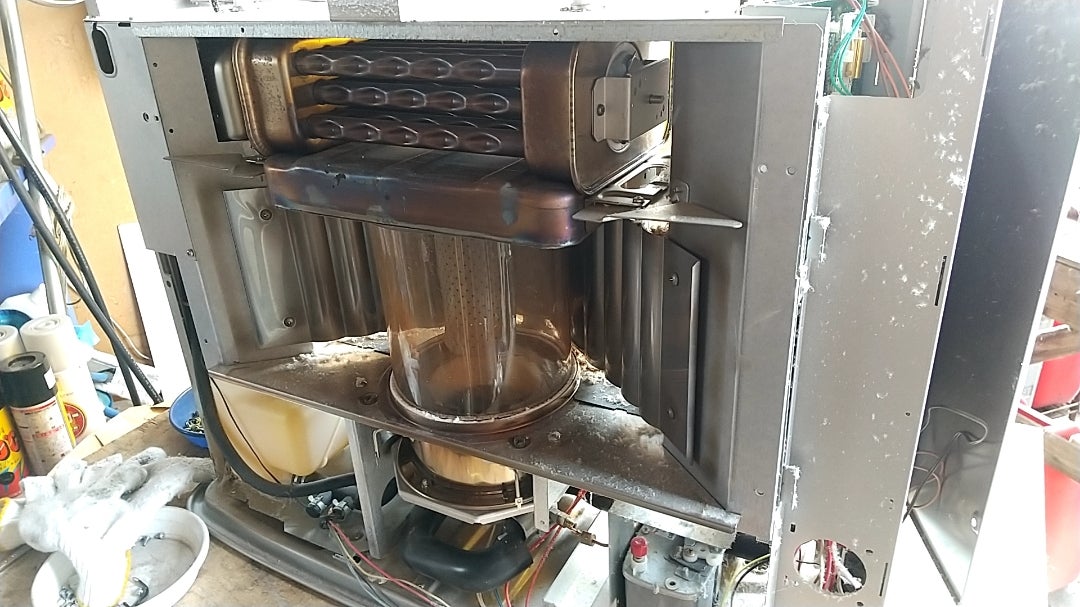 ストーブ分解掃除・修理】大量のホコリと傷んだ部品 コロナUH-FSG7011K
