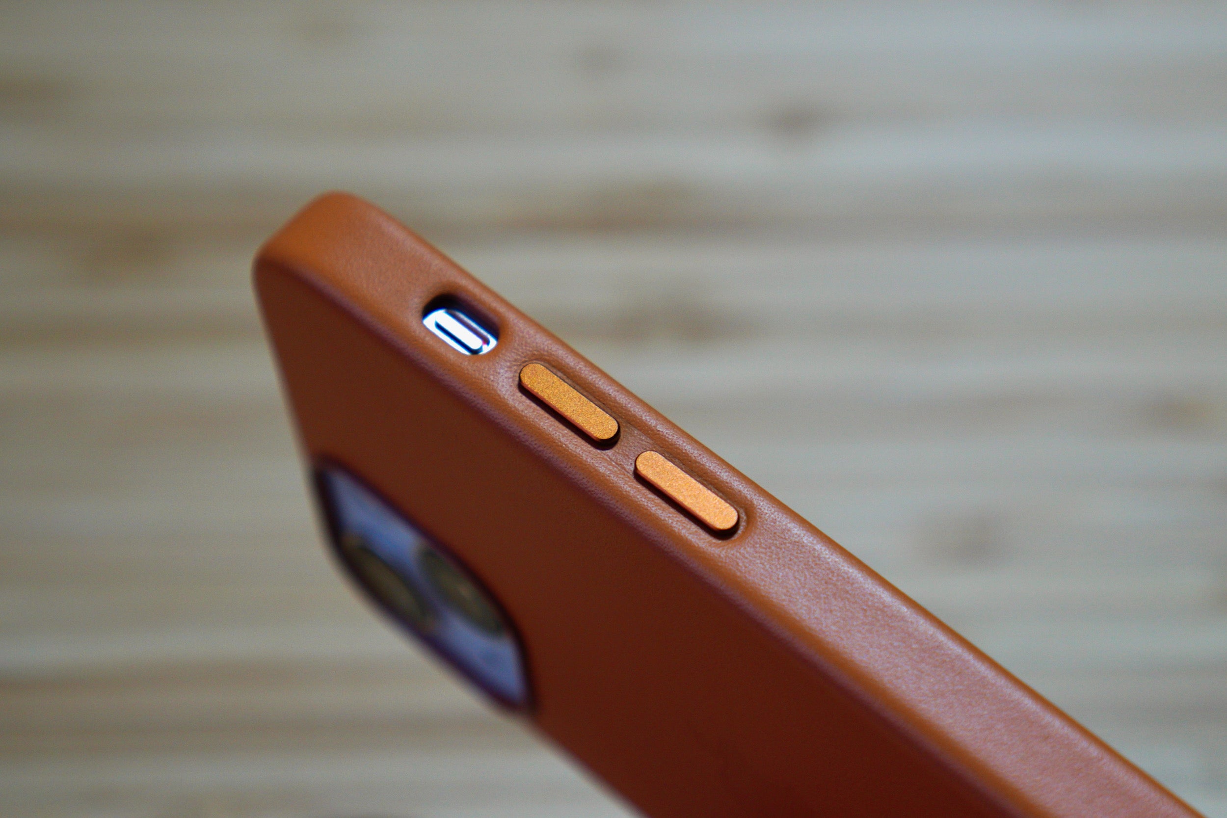 ゴールデンブラウン・レザーケースを開封！[iPhone 13 mini] | デカの日常