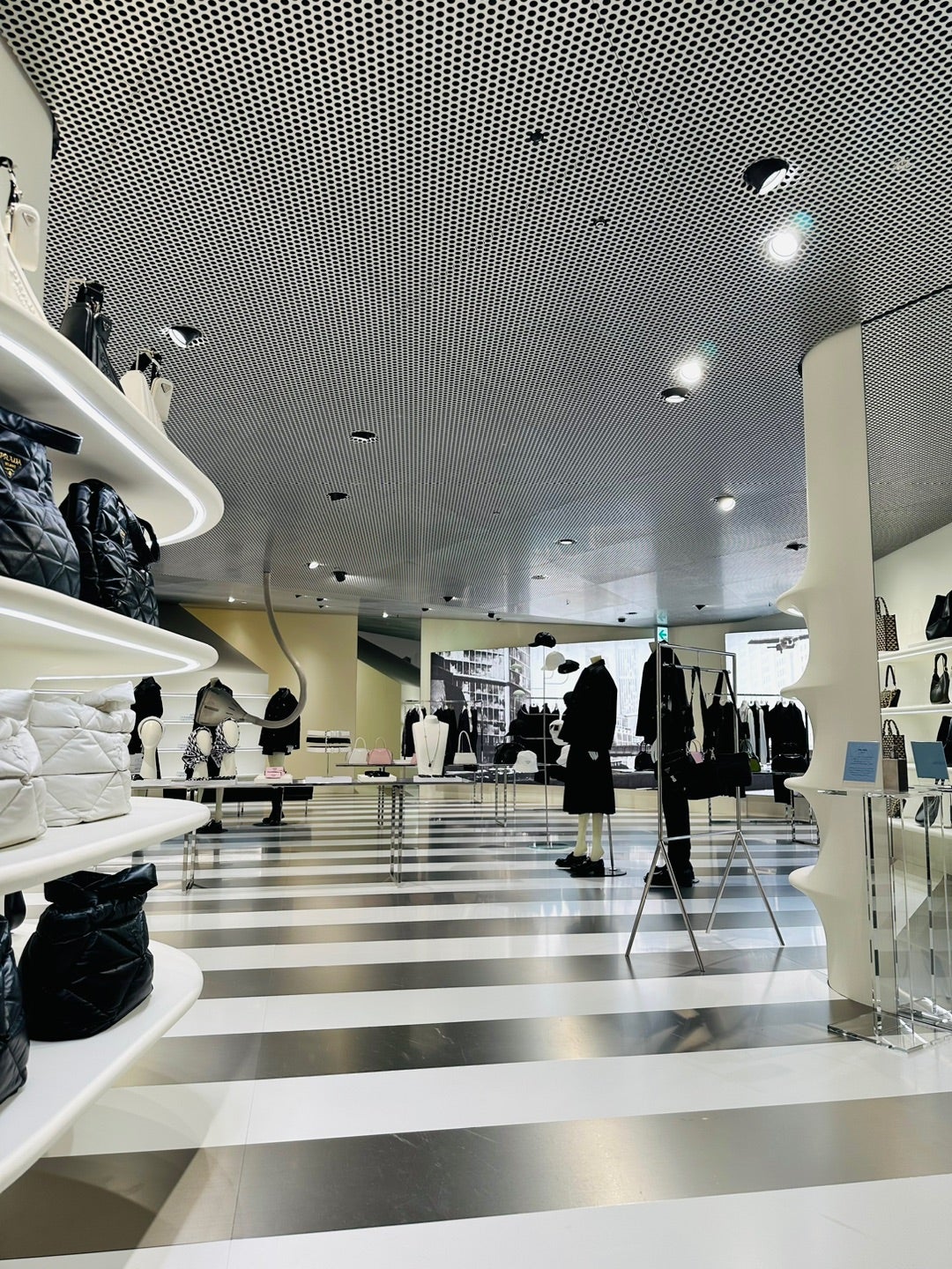 来た来たアメックスセンチュリオン「新デザインメタルカード」＆PRADA