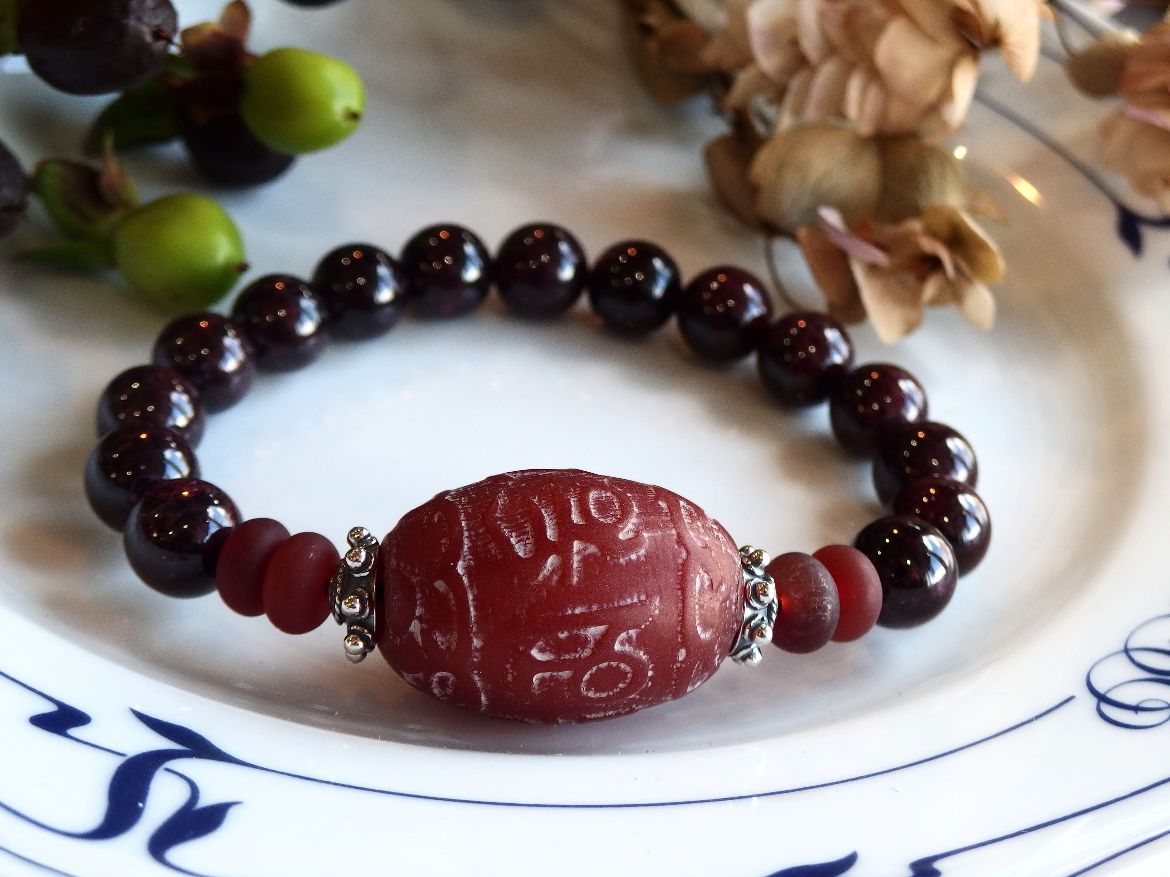 神秘的な「六字真言」が彫られた紅天珠 | Gems〜ジェムズ〜