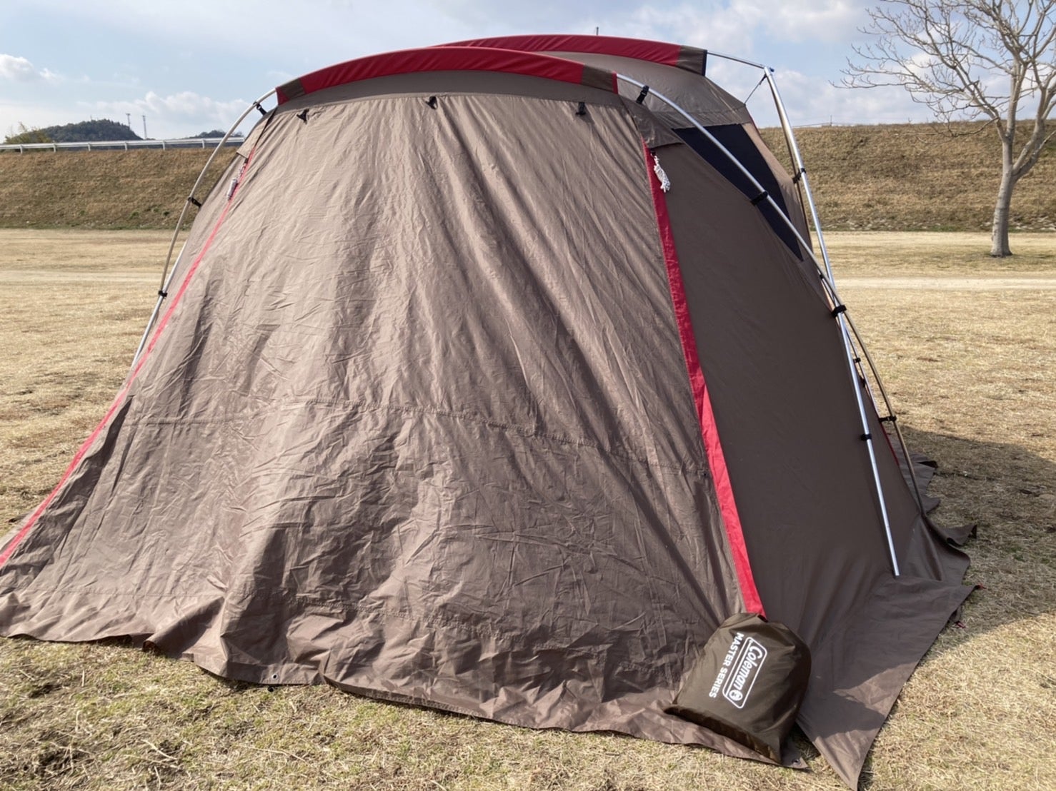 スノーピーク リビングシェルでコールマンのクリアウォール初張り 設営