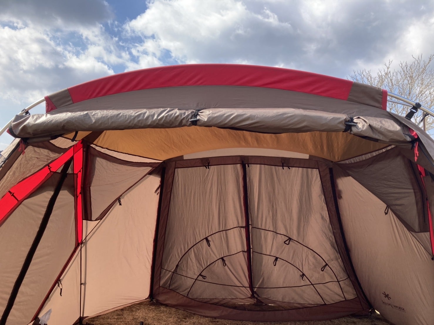 スノーピーク リビングシェルでコールマンのクリアウォール初張り 設営