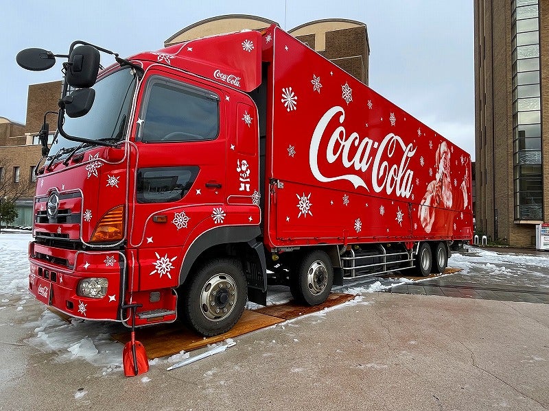 コカ・コーラクリスマストラックが親水広場にキタァ～～♪ | 毎日