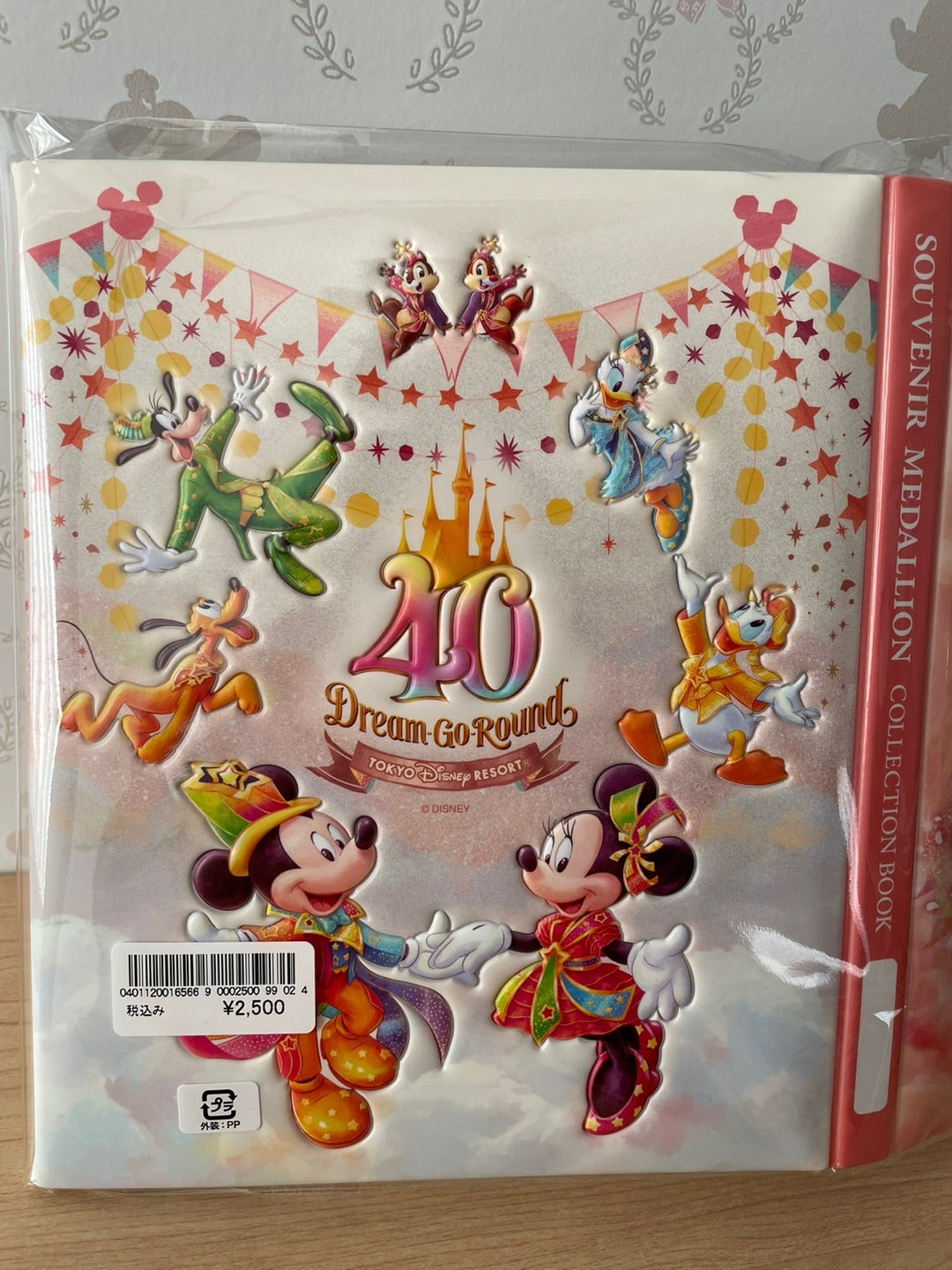 表紙も台紙もデザインが素敵なスーベニアメダルコレクションブック