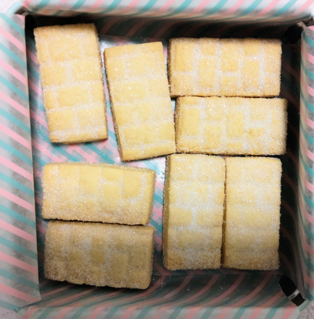 行列に納得のお店♪【ビスケットバレル】 クッキー缶 フラップジャック