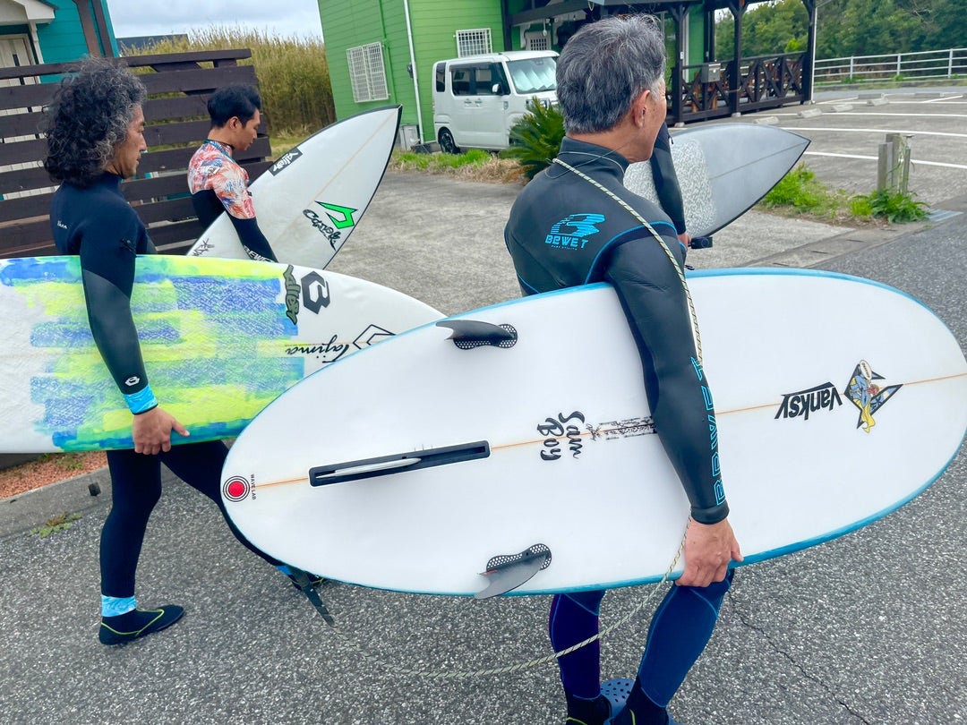 キラーサーフ東京店の長田オサちゃん店長たちと〜誰もいない貸切りの海