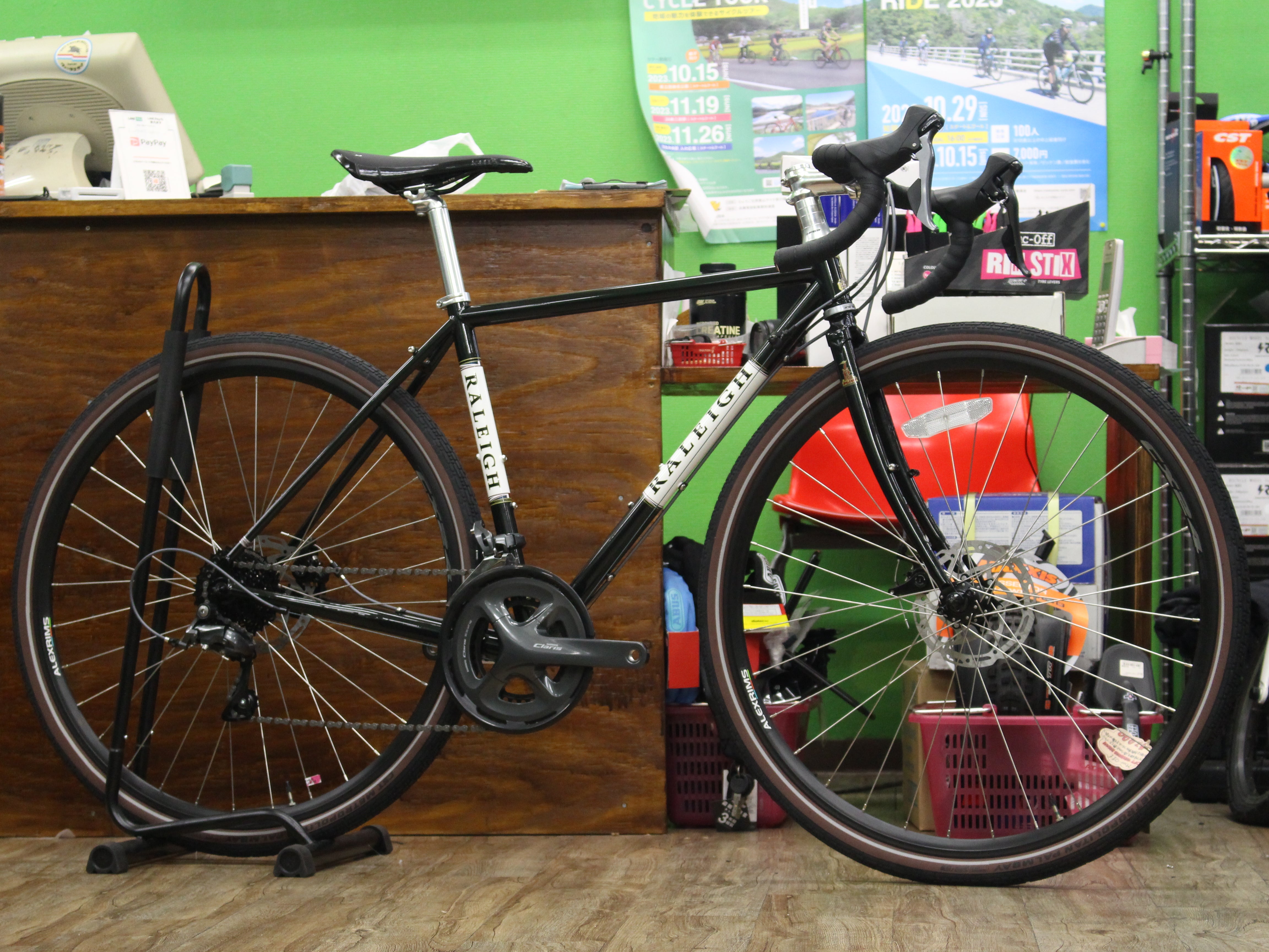 堅牢で堅実なグラベルロード Raleigh CR-DC Carlton-DC | 伊丹の