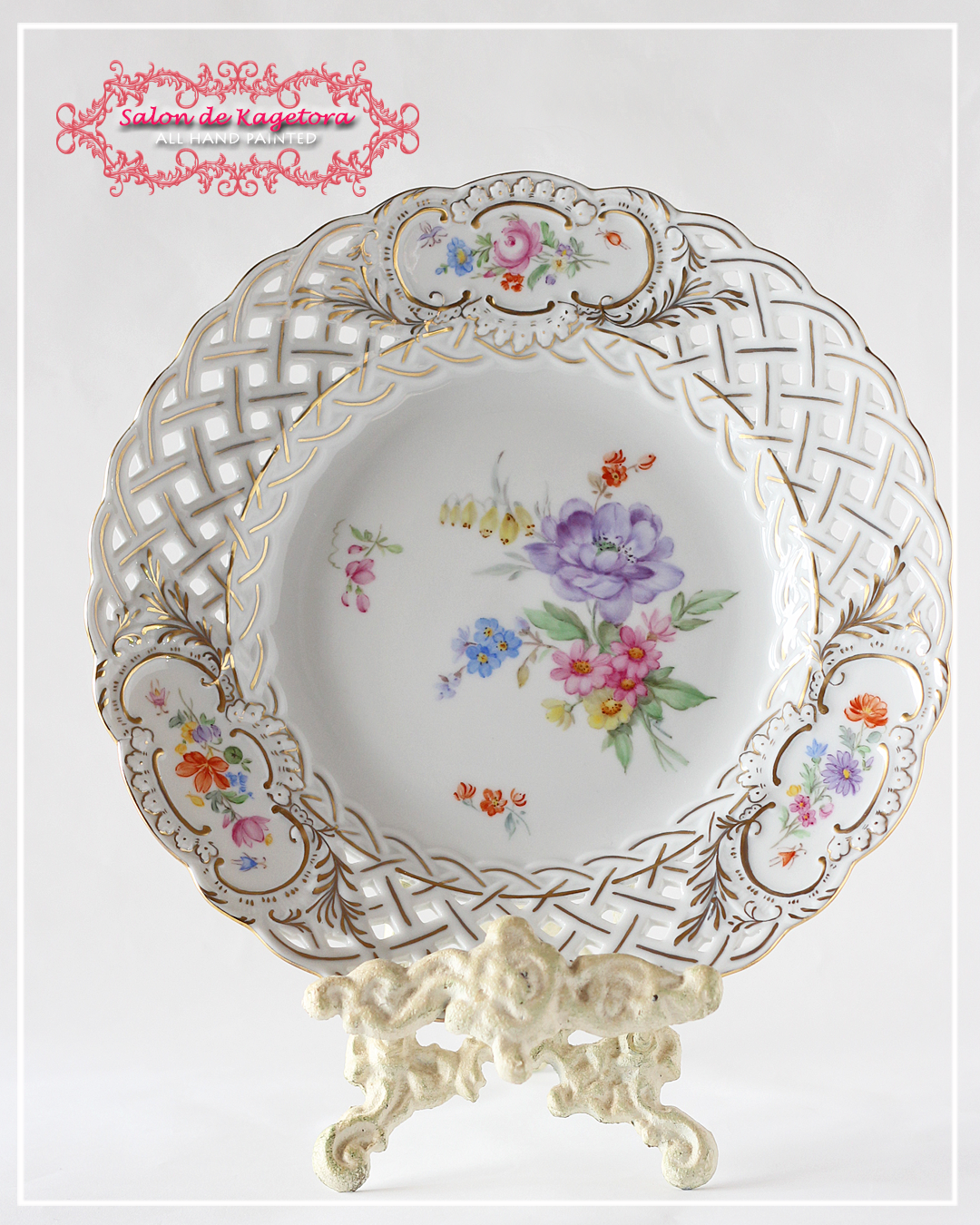 マイセンの透かし皿に自然主義のブーケを♪金彩も窓絵もお見事です