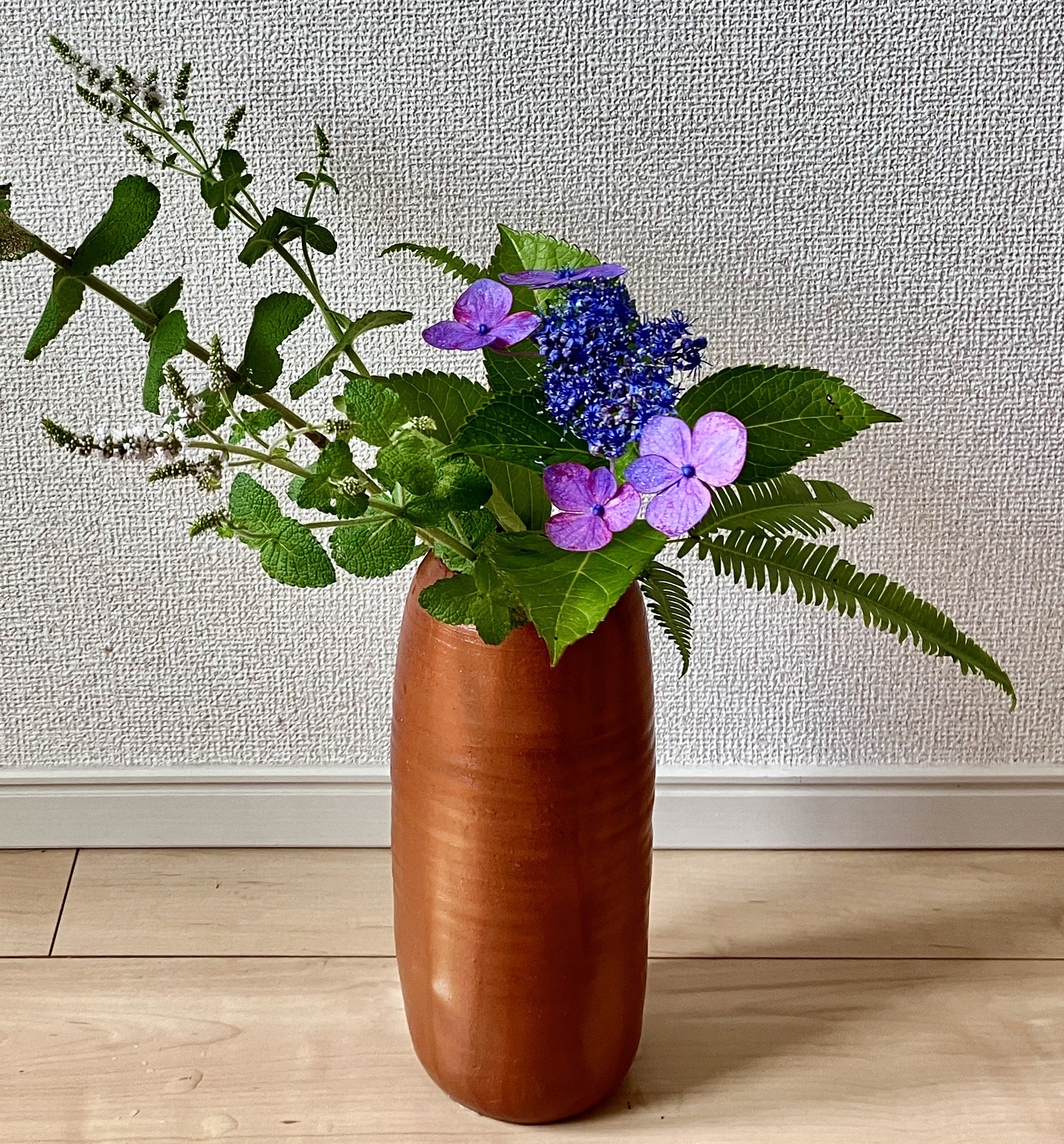 備前焼緋襷（ひだすき）花入 投げ入れ ミント・ガクアジサイ ・シダ