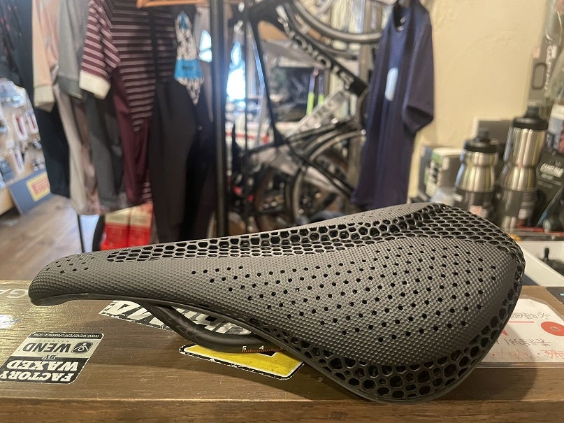 新製品＞TNI 3D AeroFlowカーボンサドル入荷しました!!】 | GNARLY