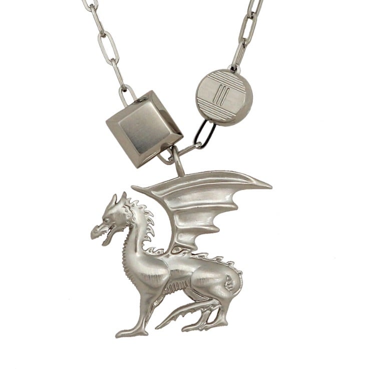 エルメスのドラゴンネックレス | エルメス沼のほとりで