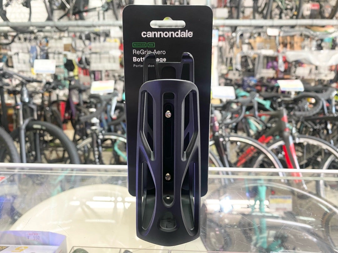 使いやすさが光るエアロボトルケージ-cannondale ReGrip Aero Cage