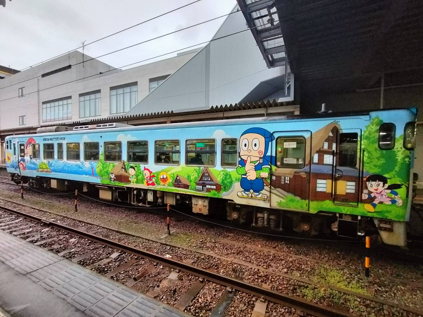 鉄道写真】JR西日本 氷見線 忍者ハットリくん列車 キハ40 2084 | 電車