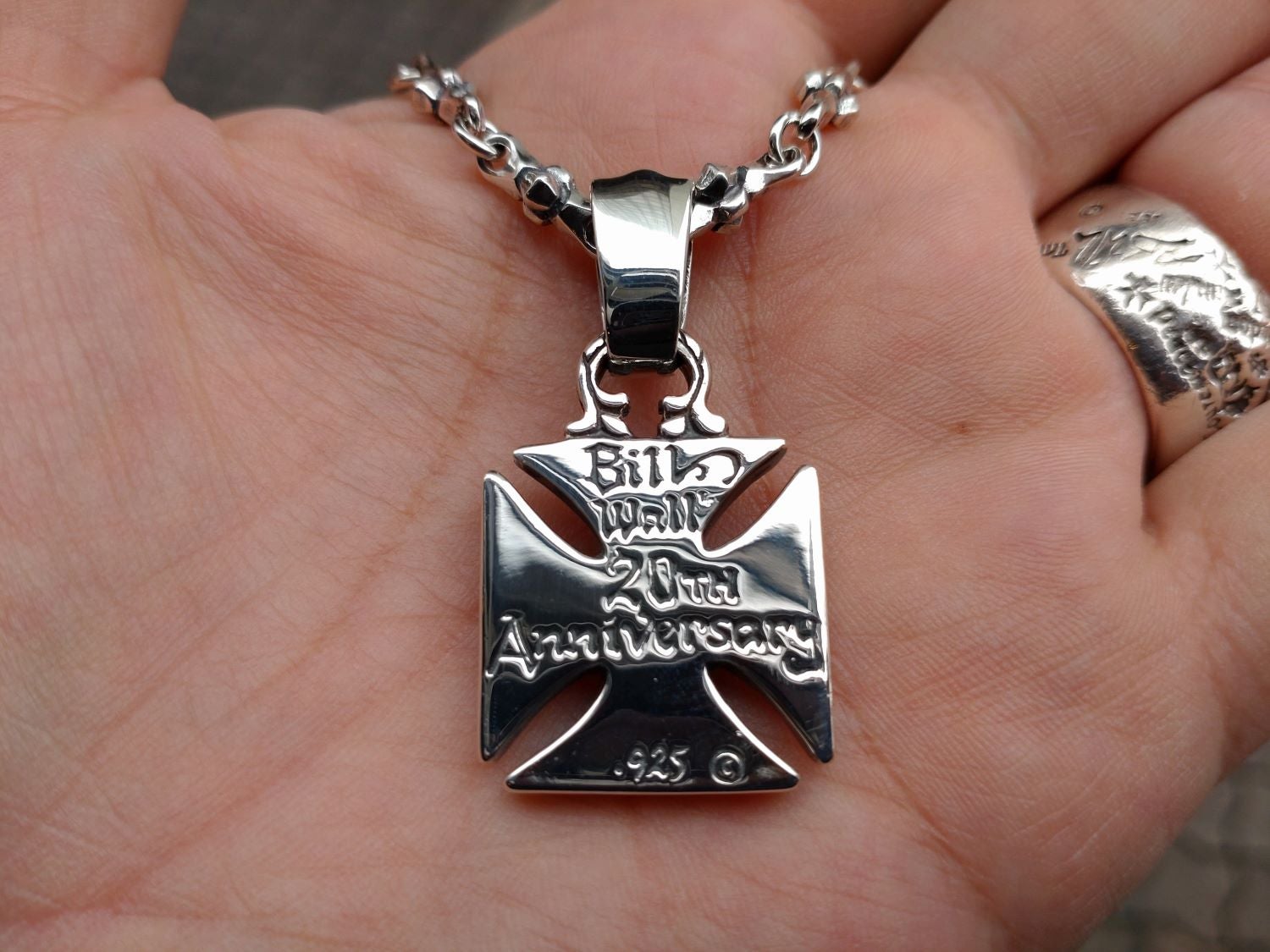 BWL/20th Anniversary Pendant & Small Cross Chain | BILL WALL